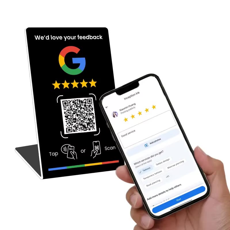 Cliente a aproximar o telemóvel do expositor NFC para deixar uma avaliação Google