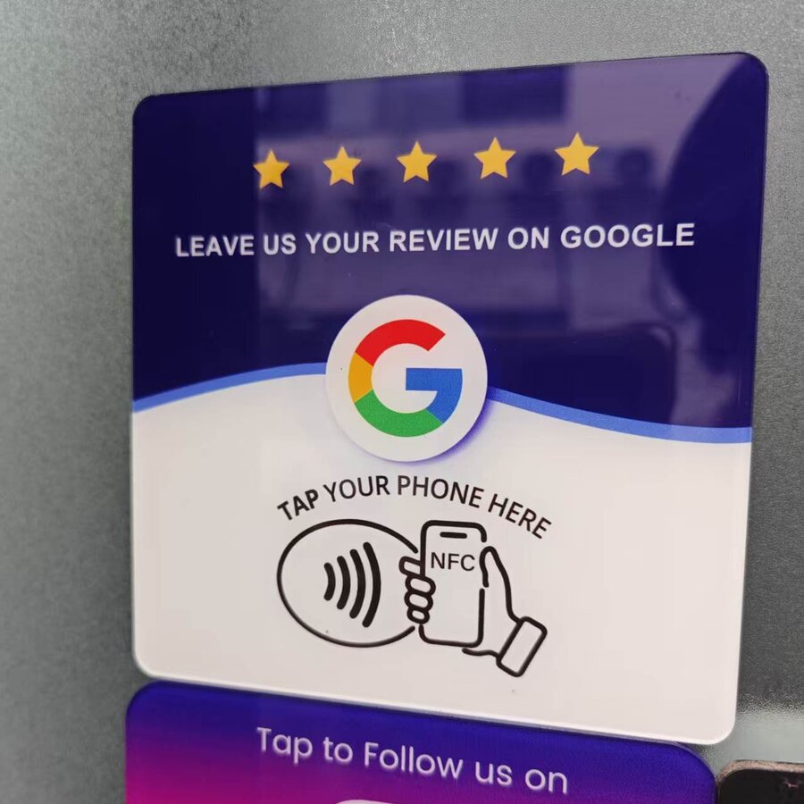 Placa NFC de parede com o texto Leave us your review on Google